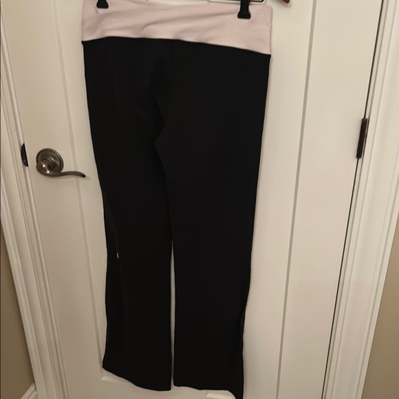 Lululemon Athletica Black and Blush Pink Boot Cut Yoga Pants, size 8 - Picture 5 of 6